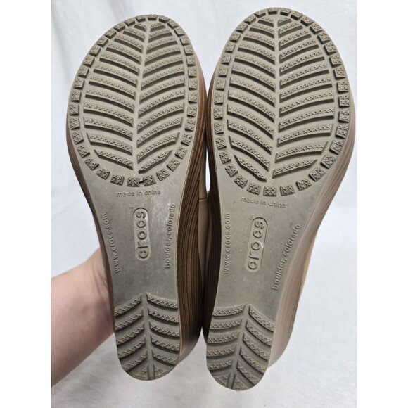 Crocs A-Leigh Wedge Heel Pumps Women's Sz 6 Beige Closed Toe Leather Shoes - Picture 3 of 8